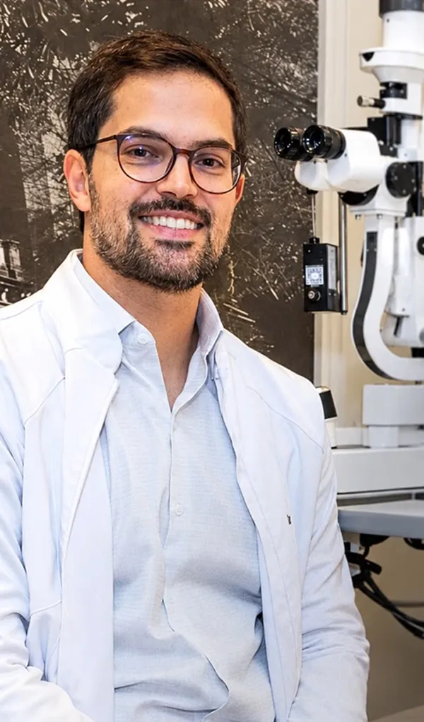 Especialidade: Plástico Ocular (Palpebras) e Catarata. Formação: Médico formado pela Santa Casa de São Paulo (2016). Oftalmologista formado pela Santa Casa de São Paulo (2019). Especialista em plástica ocular, vias lacrimais e catarata pela Santa Casa de São Paulo (2021) Especialidade: Plástico Ocular (Palpebras) e Catarata. Formação: Médico formado pela Santa Casa de São Paulo (2016). Oftalmologista formado pela Santa Casa de São Paulo (2019). Especialista em plástica ocular, vias lacrimais e catarata pela Santa Casa de São Paulo (2021)