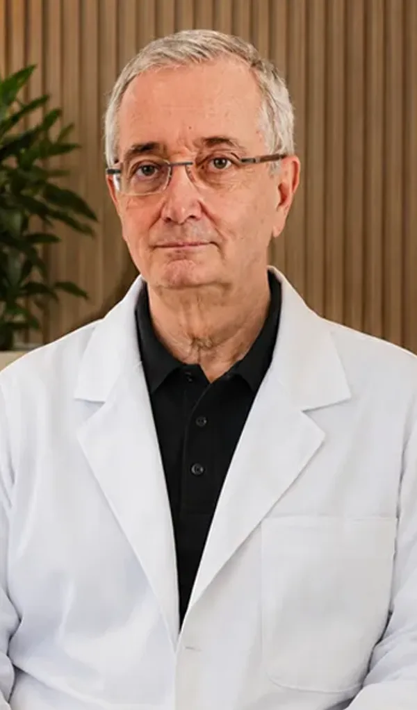 Formação: Possui mestrado em Medicina (Oftalmologia) pela Universidade Federal de São Paulo (1997)  Doutorado em Ciências da Saúde pela Faculdade de Ciências Médicas da Santa Casa de São Paulo (2008).  Chefe da seção de glaucoma – Santa Casa de Misericórdia de São Paulo (2007-2014).  Professor Assistente da Santa Casa de São Paulo 2017.